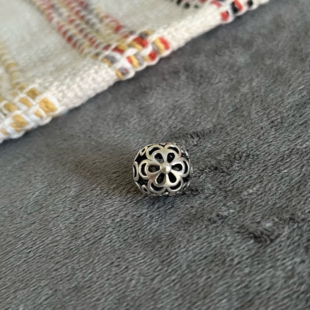 Pandora daisy charm